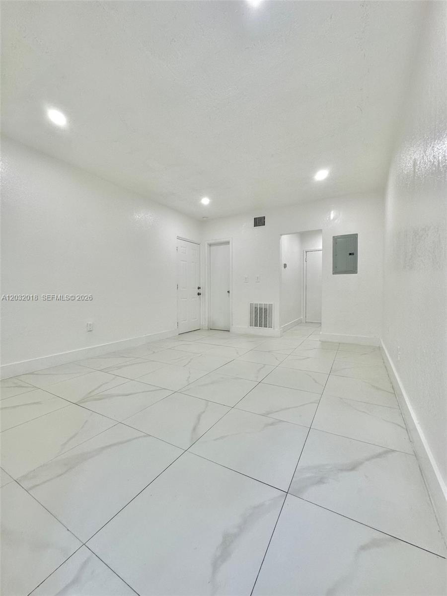 ROCKMOOR PARK TRACK - Residential Lease