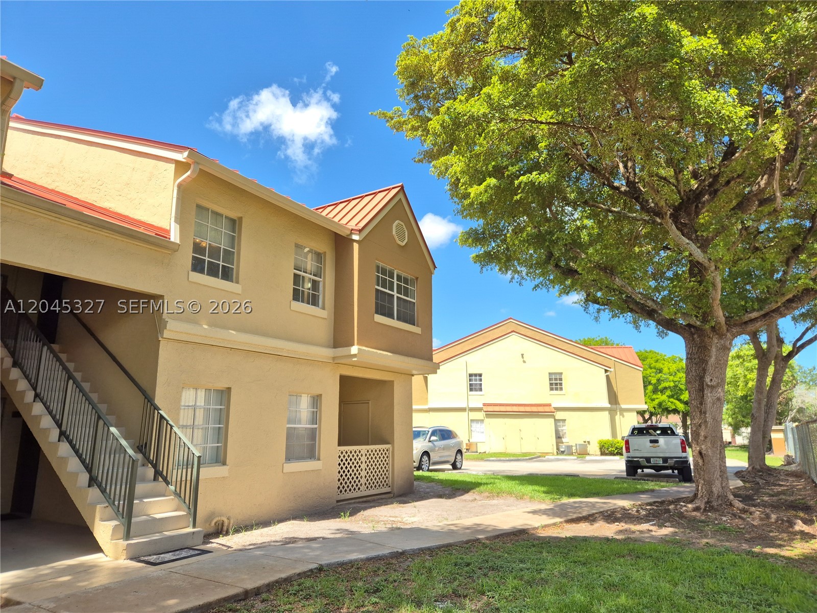 LA HACIENDA COUNTRY CLUB - Residential Lease