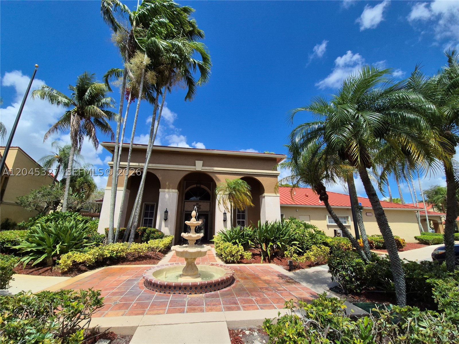 LA HACIENDA COUNTRY CLUB - Residential Lease