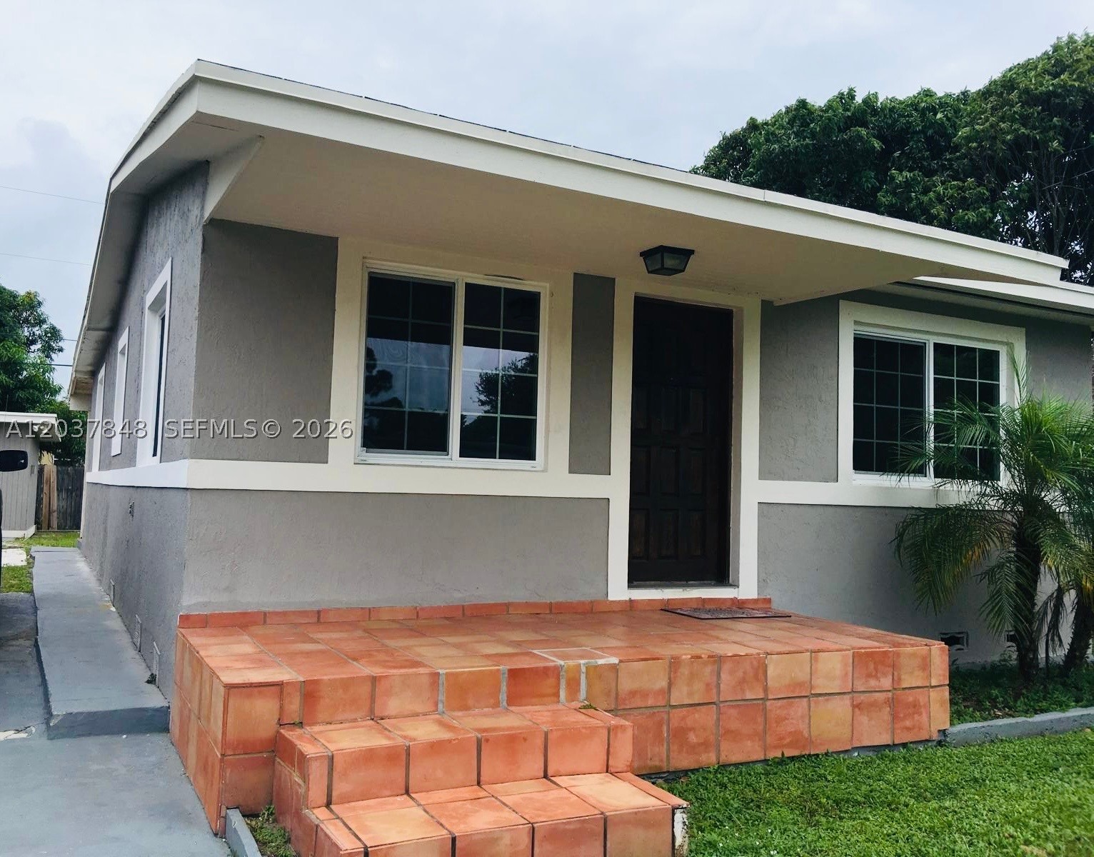 Charming 2-bedroom, 2 bath single family home in a desirable Hollywood location. This cozy residence offers a functional layout, updated and modern kitchen with a center island, renovated bathroom, new flooring troughing, and a spacious backyard with storage shed. Perfect opportunity for first-time buyers, downsizers, or investors. Conveniently located near shopping, dining, parks, and major highways and just minutes from the Hard Rock Hotel & Casino, Downtown Hollywood, and Hollywood Beach. Don’t miss the chance to make this lovely home yours.
!!! No HOA!!