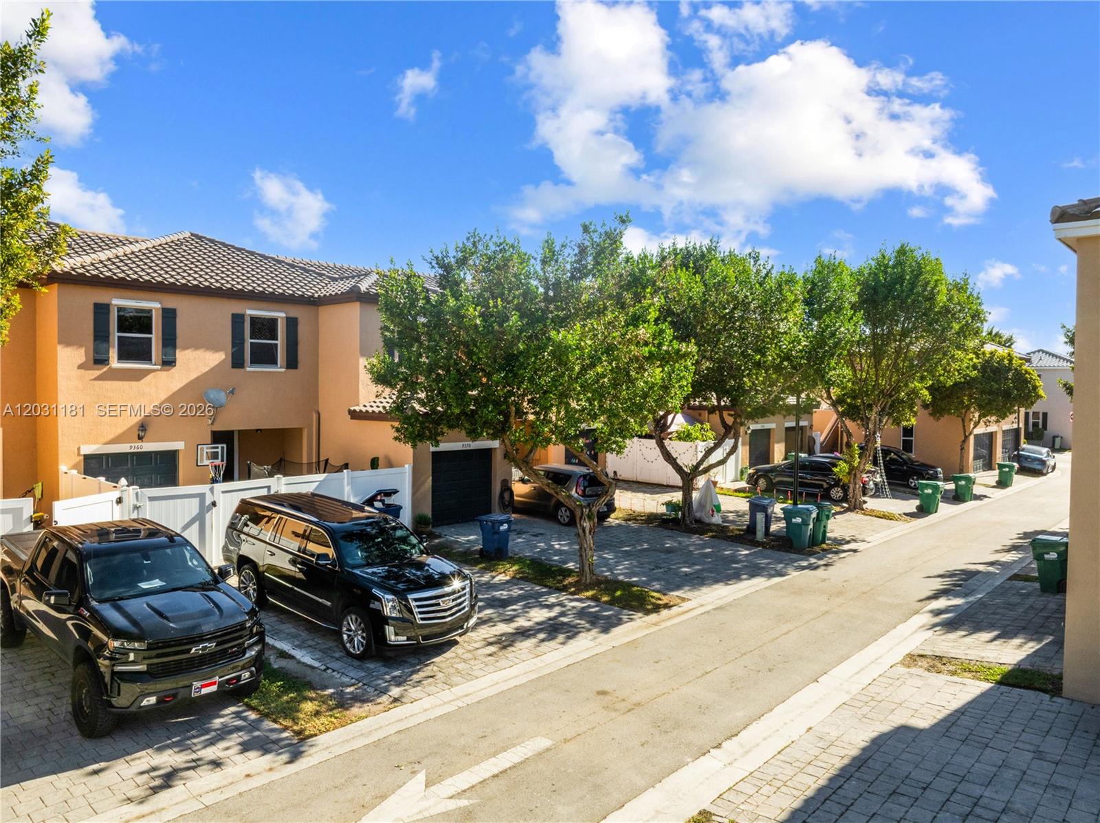 KENDALL COMMONS TOWNHOMES - Residential