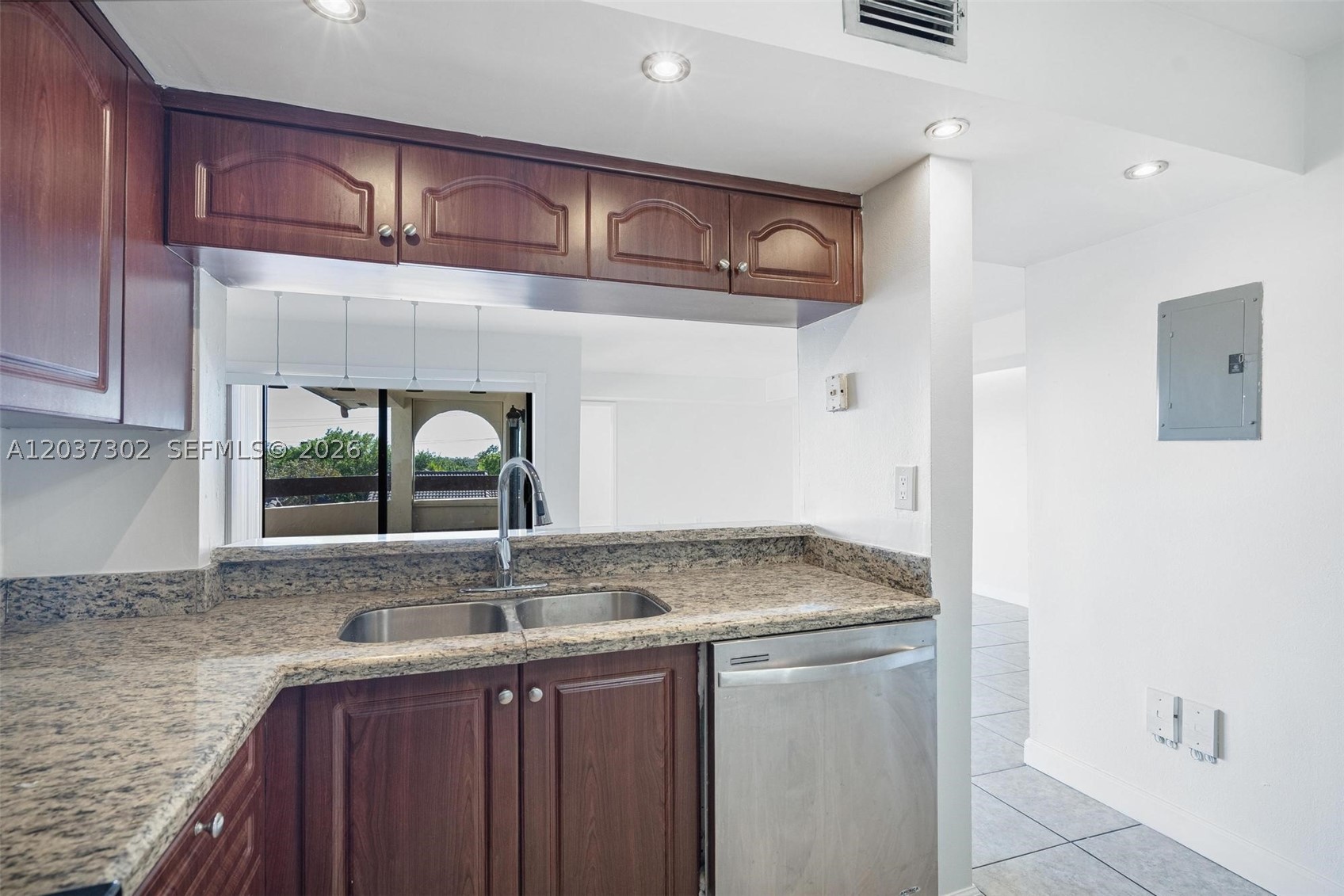 KENLAND BEND SOUTH CONDO - Residential Lease