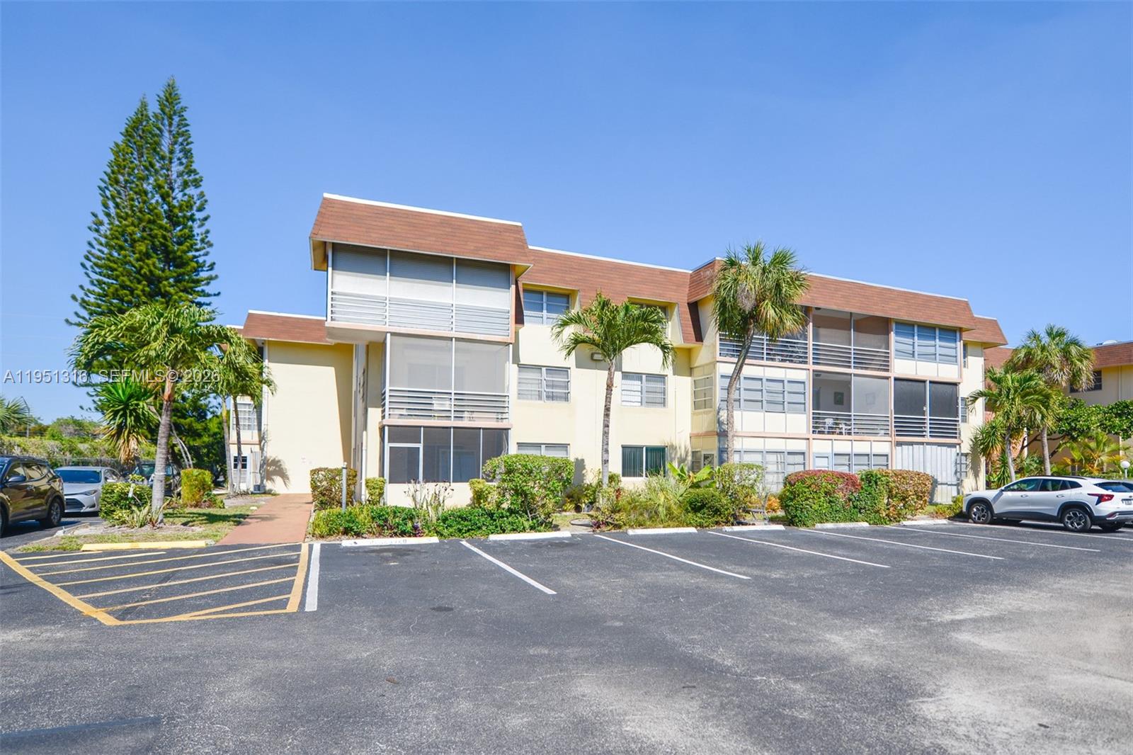 LAUDERDALE OAKS CONDO II - Residential