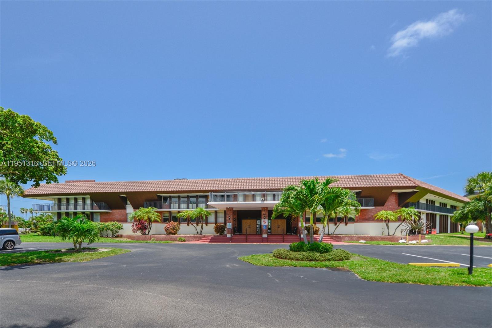 LAUDERDALE OAKS CONDO II - Residential