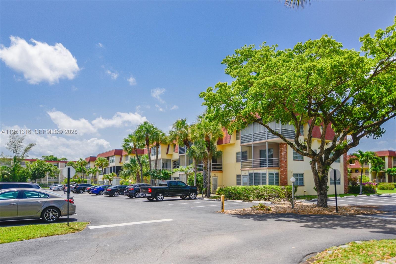 LAUDERDALE OAKS CONDO II - Residential