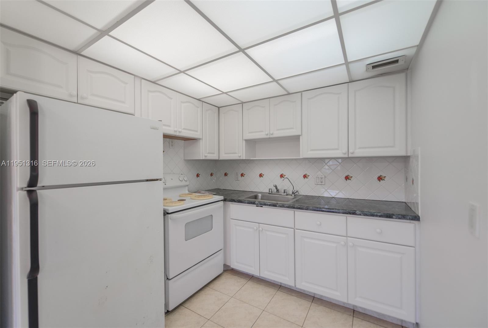 LAUDERDALE OAKS CONDO II - Residential
