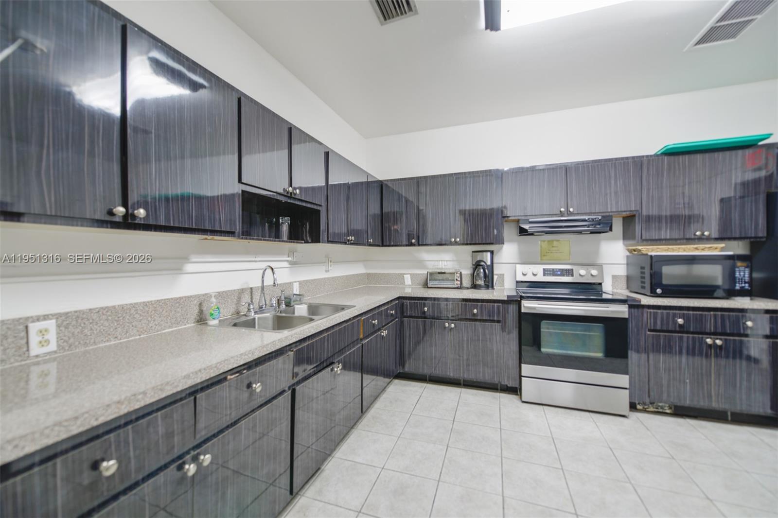 LAUDERDALE OAKS CONDO II - Residential