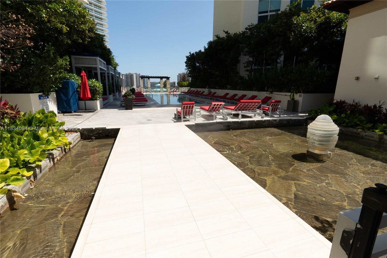 ST TROPEZ ON THE BAY 1 CO - Residential