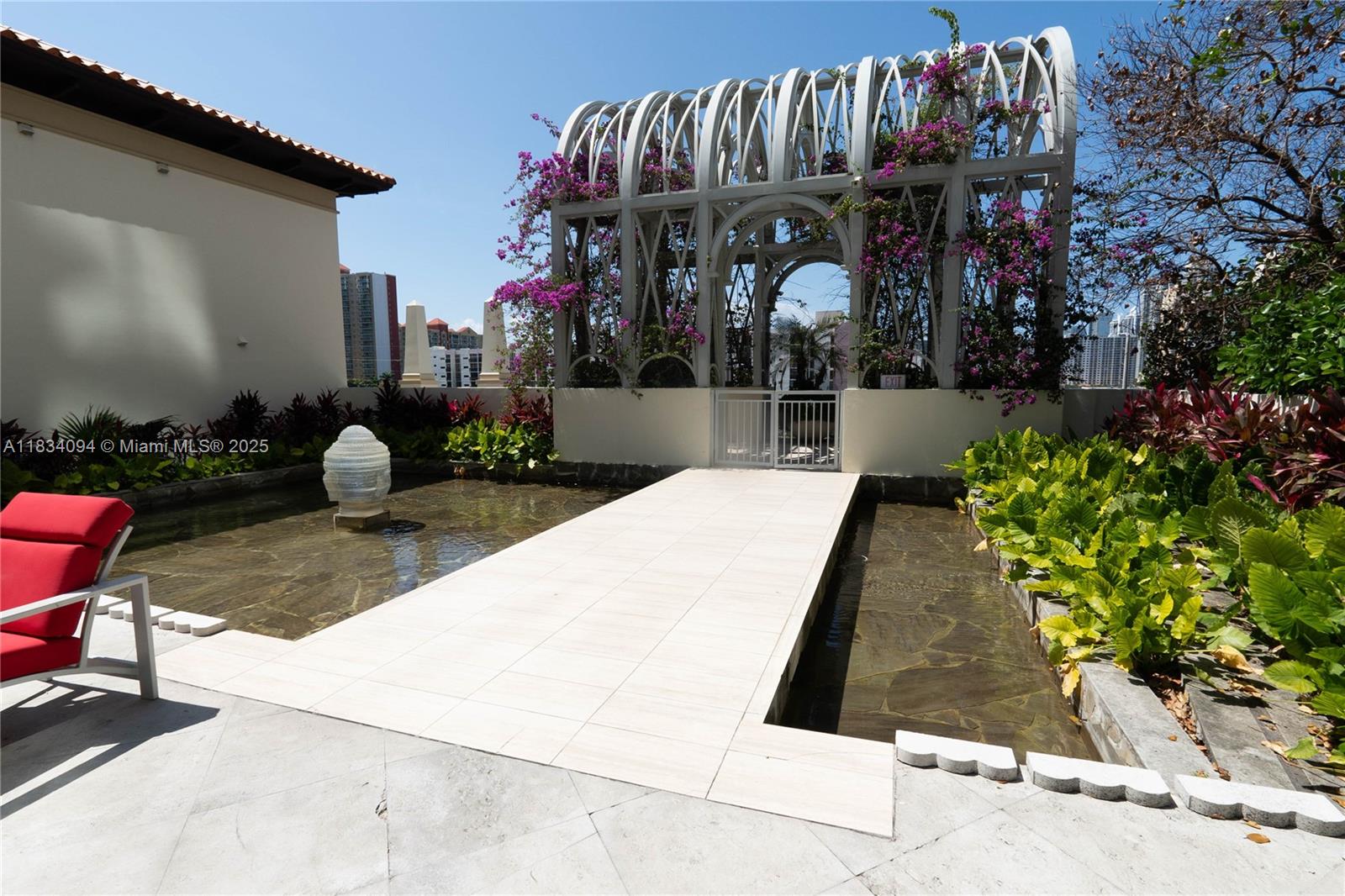ST TROPEZ ON THE BAY 1 CO - Residential