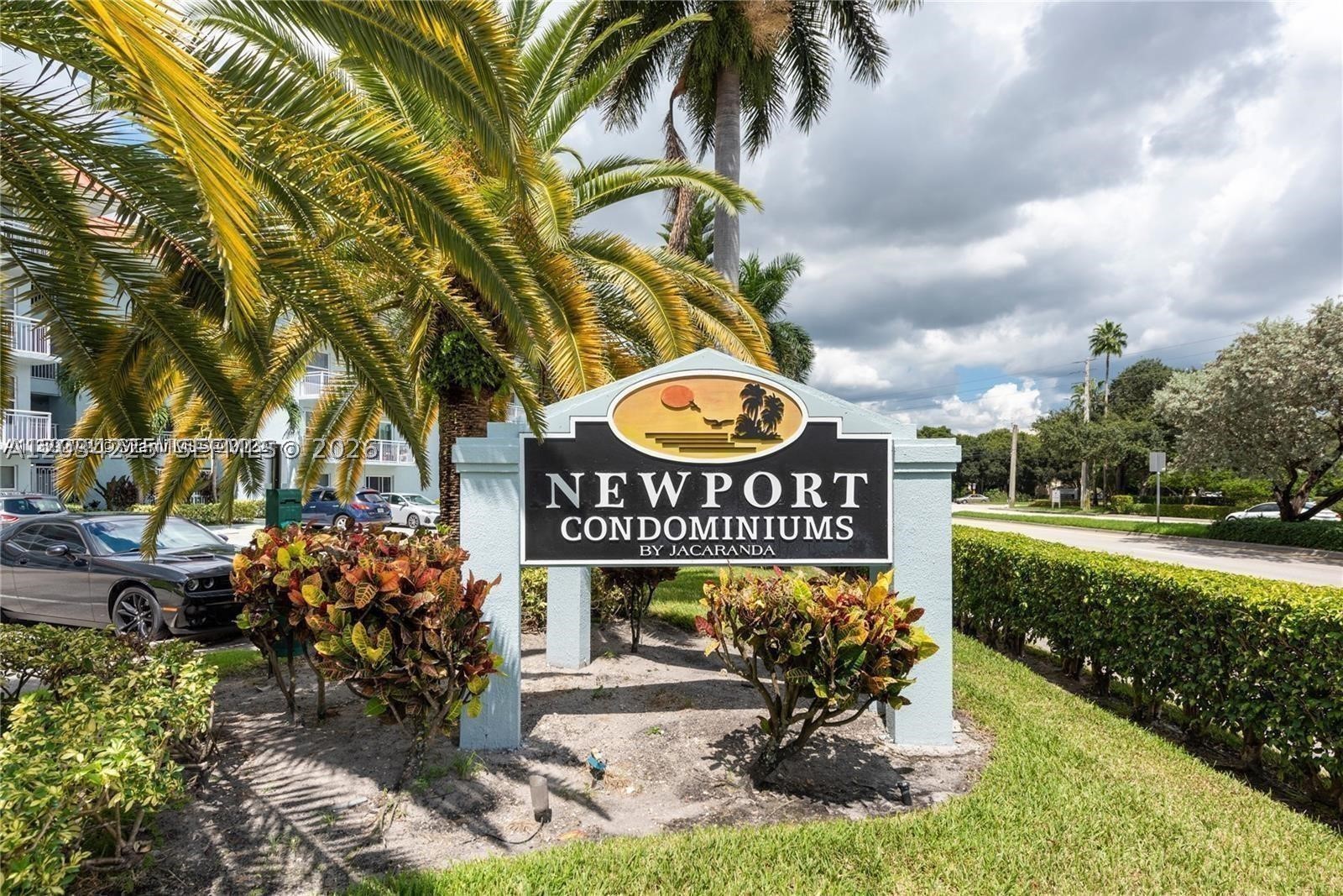 Great spacious, beautiful, bright and centered location 1/1 apartment in Plantation. Right in front of Broward Mall and only 5 minutes away from major highways. Secured building with community pool.