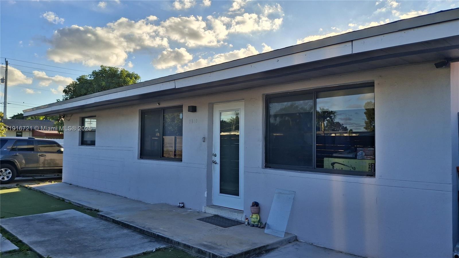 Excellent opportunity!! Come and enjoy living in this beautiful house. Three bedrooms, two bathrooms, living room, dining room and  kitchen all with a fresh and modern style.  The patio is very spacious and the beautiful wooden fence provides privacy to enjoy outdoor living with family and friends.