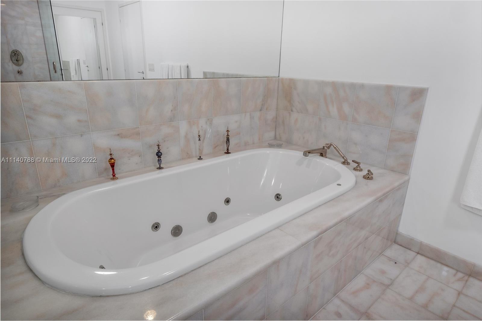 CONTINUUM ON SOUTH BEACH - Residential