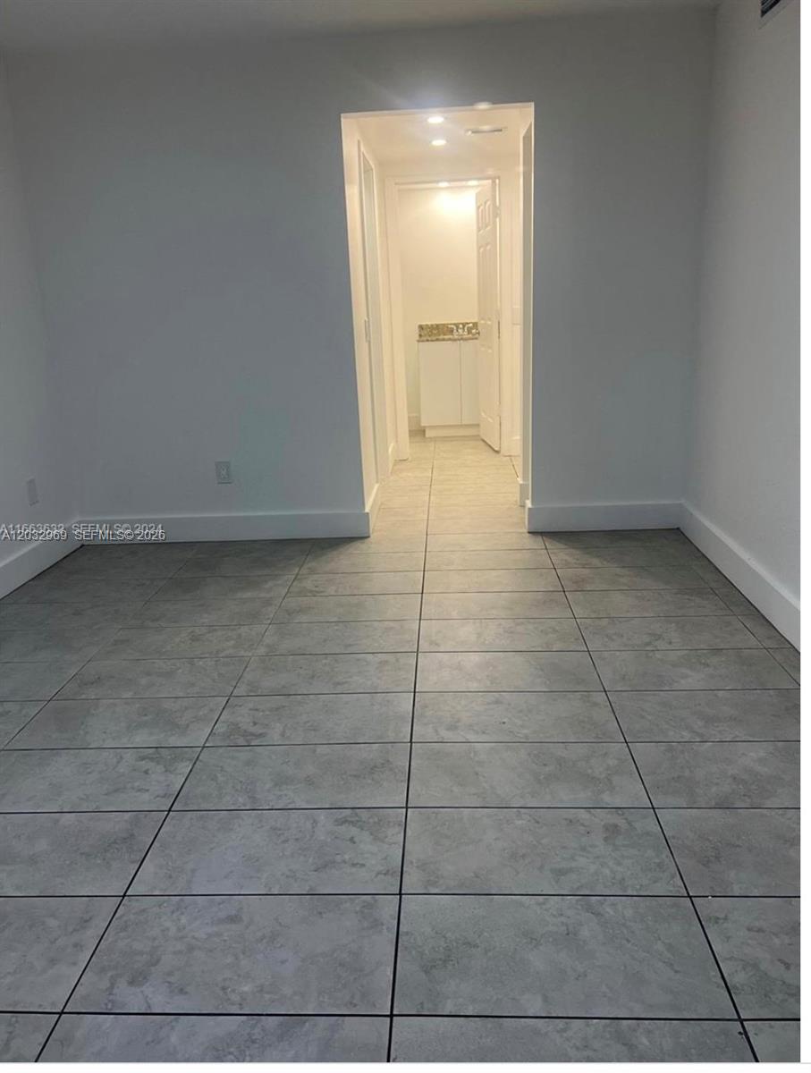 LAKESHORE CONDO #4 - Residential Lease