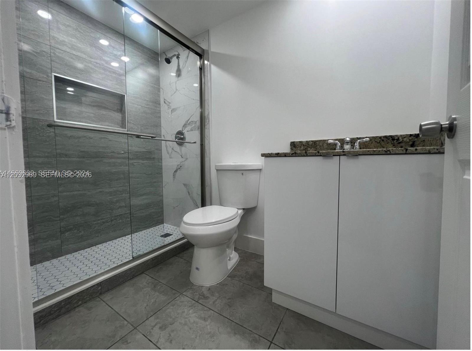 LAKESHORE CONDO #4 - Residential Lease