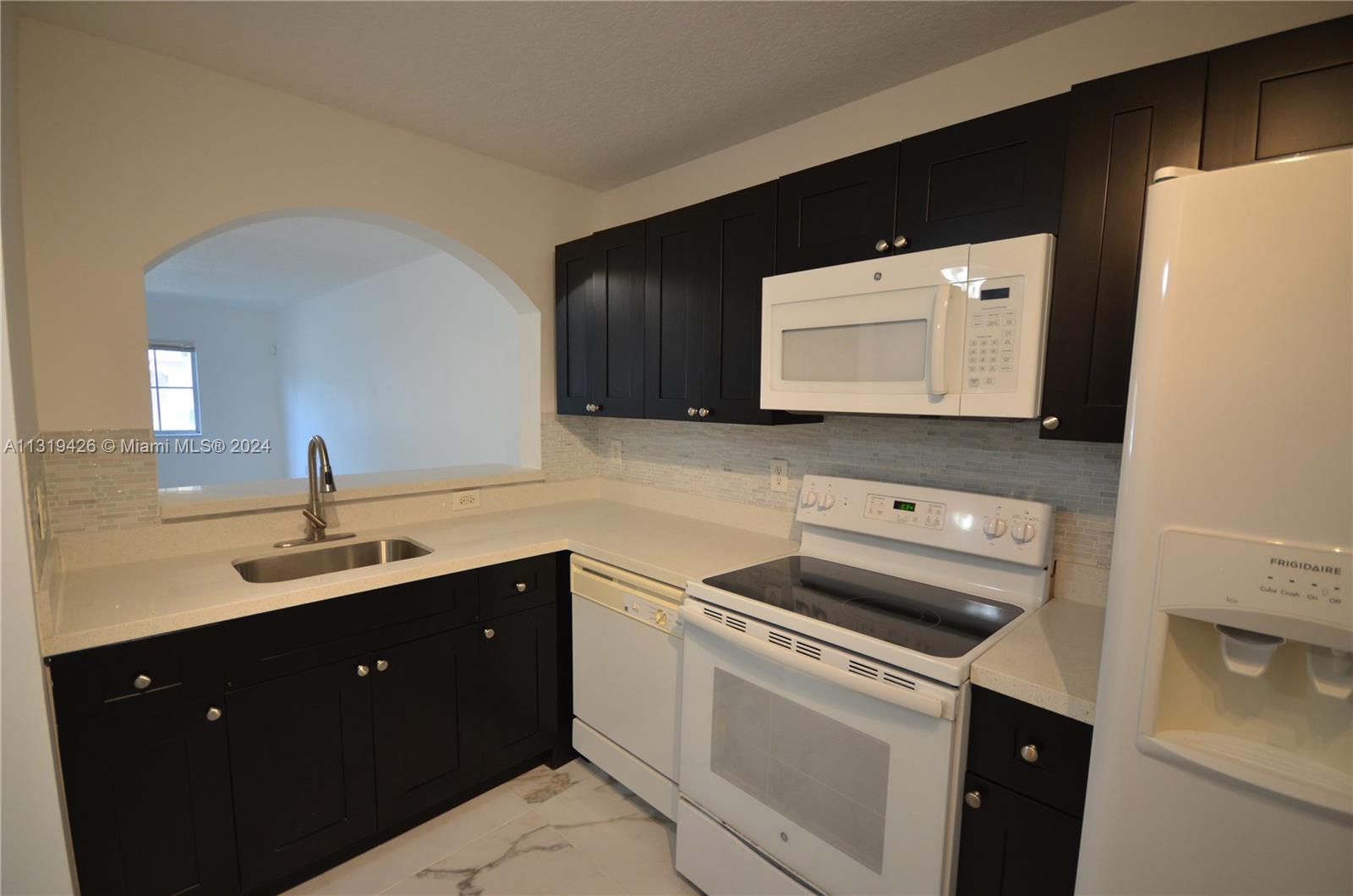 Beautiful newly renovated apartment in gated community with 2 bedroom 2 bath. Newly renovated kitchen, bathrooms and ceramic tile floor all through out and pool.
A must see!