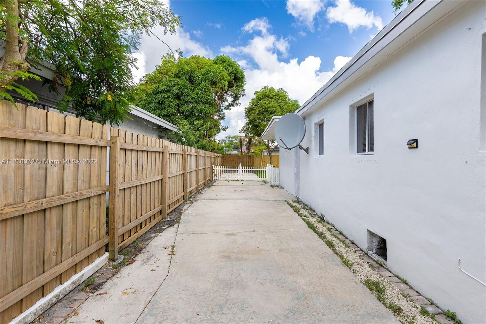 TOWN OF HALLANDALE - Residential Lease