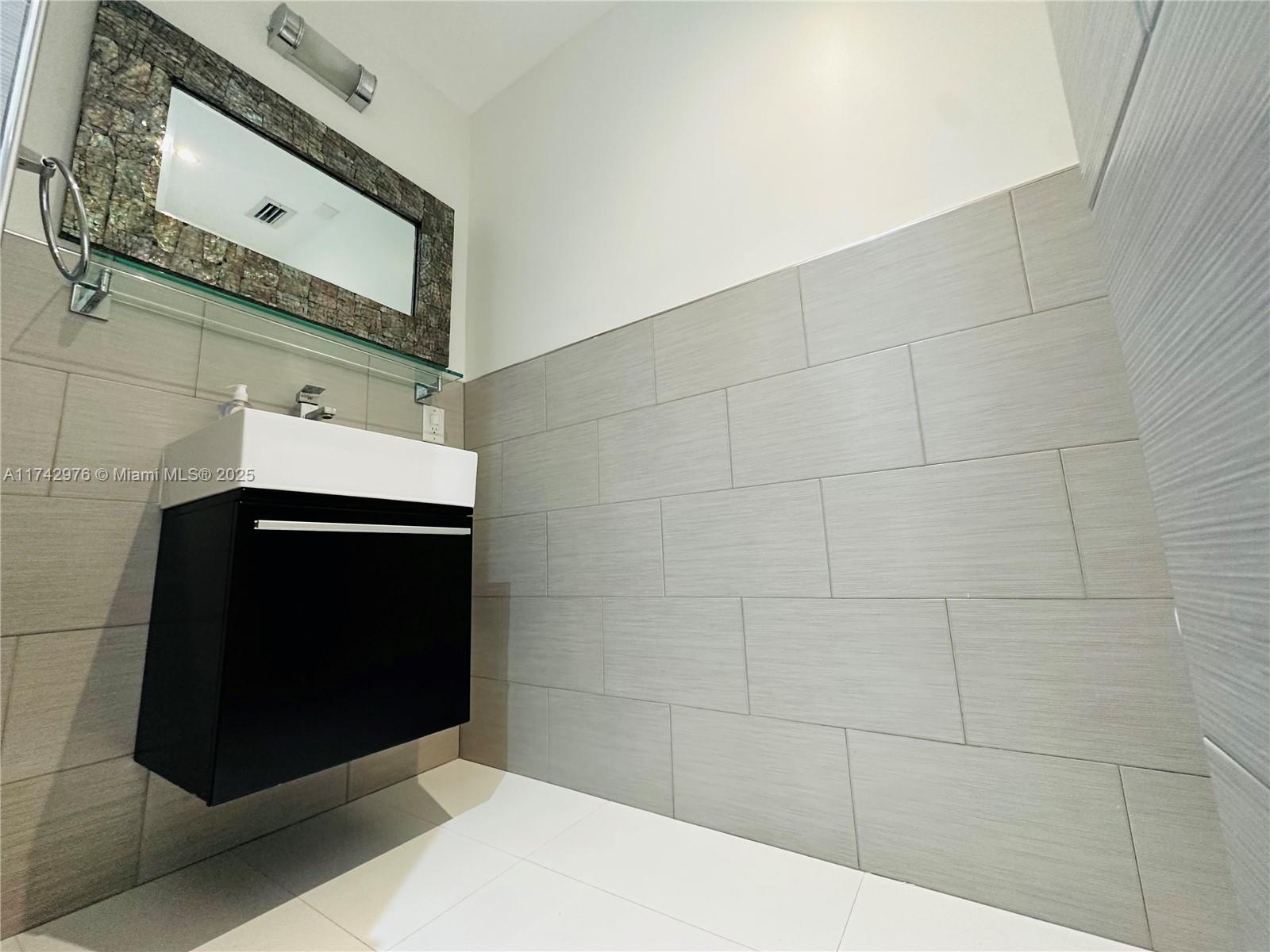 LE TRIANON CONDO - Residential Lease