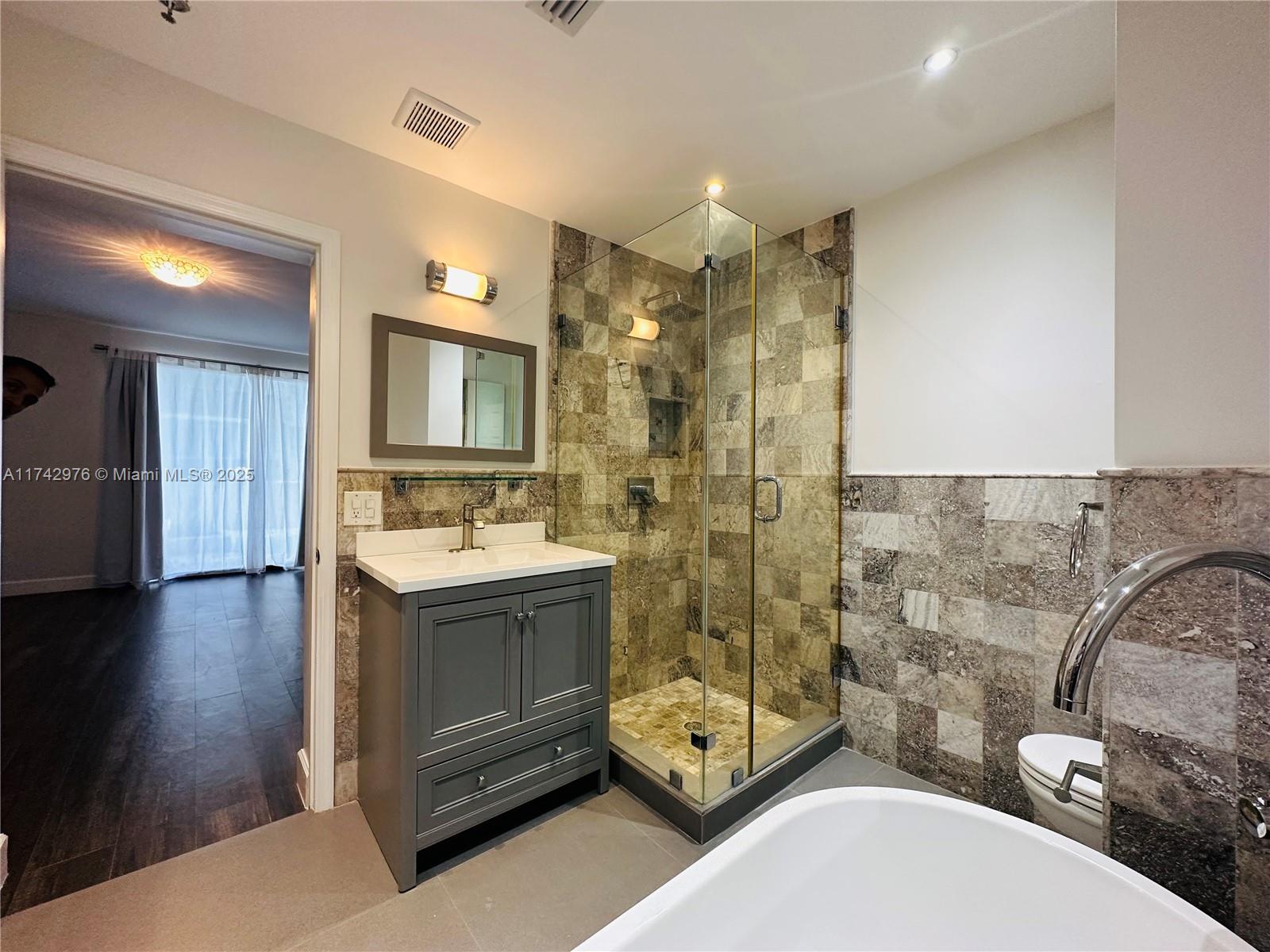 LE TRIANON CONDO - Residential Lease