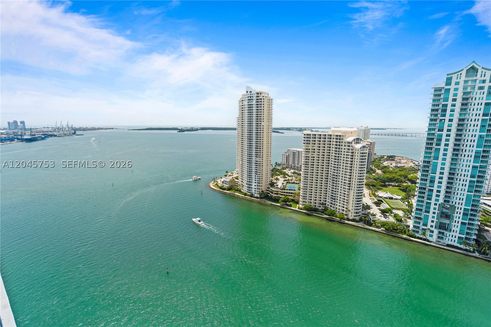 Beautiful 1-bedroom 1-bath condo with direct views of Biscayne Bay, Miami River, and Brickell Skyline. Enjoy luxury living with Italian kitchen cabinets, granite countertops, stainless steel appliances, and Wood floors throughout. Building amenities are: 2 swimming pools, 2 fitness centers, 2 party rooms, a convenience store, a conference room, 24 hrs. security, valet, and concierge. Centrally located within minutes to SoBe, Grove, Gables, Key Biscayne, Design District, and the Airport.