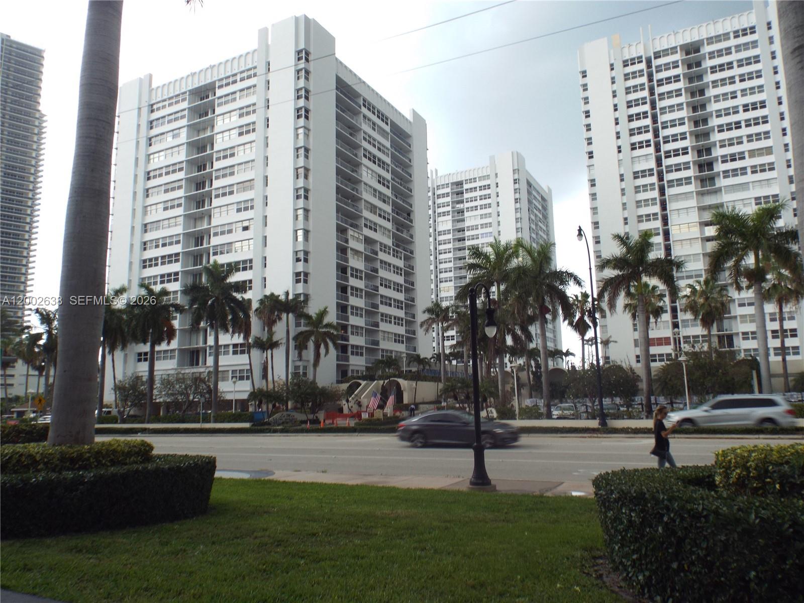 LA MER ESTATES SOUTH COND - Residential