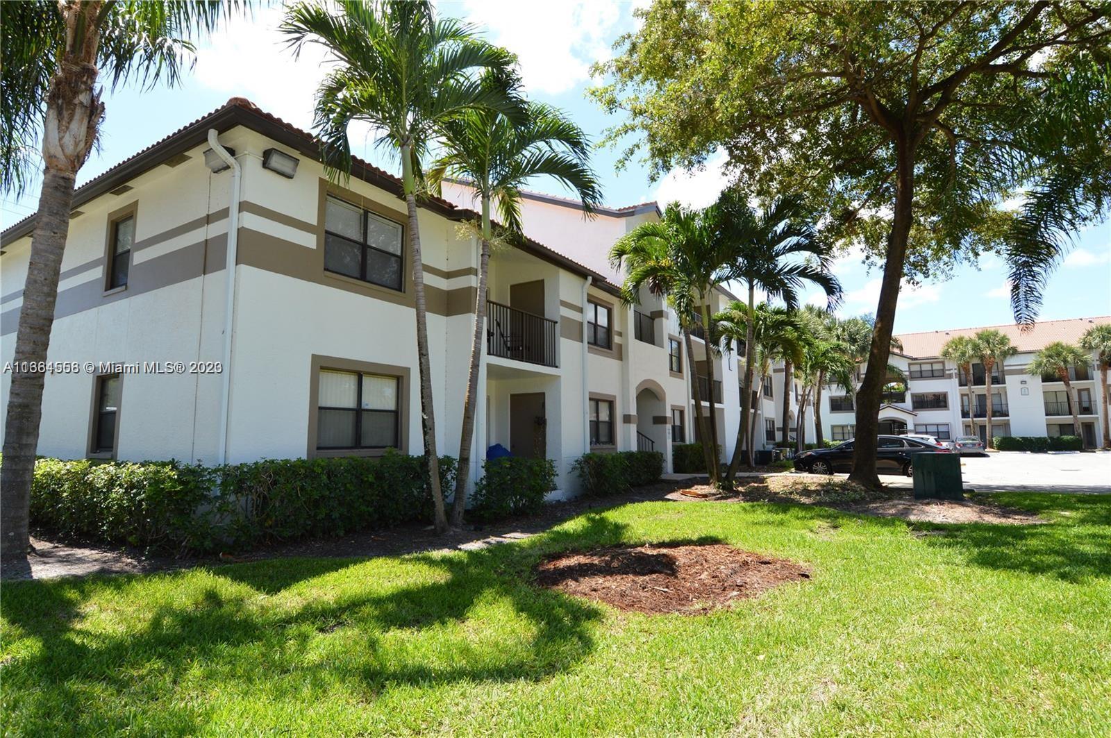 Largest 2 Bd/2Ba Unit. In Hollywood Parc. Lots of storage space and natural light. Located just south of Hollywood Blvd, and west of I-95. The complex offers resort style amenities: swimming pool, jacuzzi, tennis courts, and BBQ area. CLOSE TO SHOPPING STORES, GOLF COURSE, MEMORIAL HOSPITAL, AND MORE!!!!