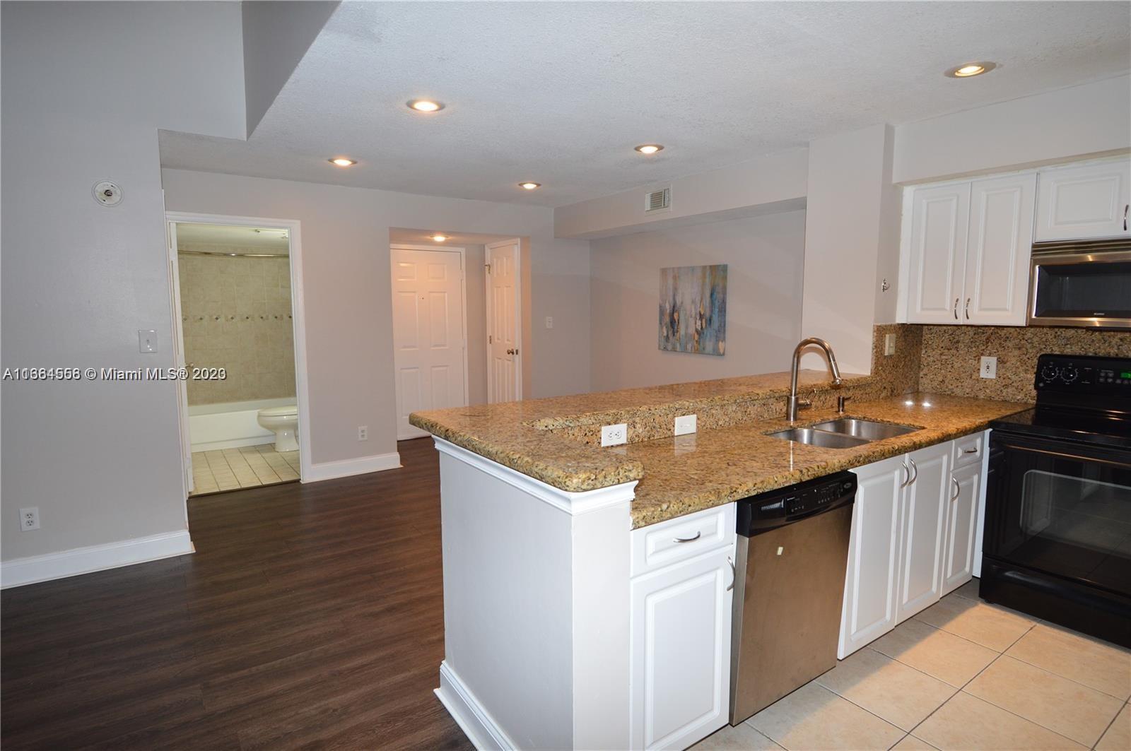 HOLLYWOOD PARC CONDOMINIU - Residential Lease