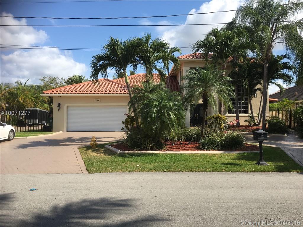 Very large and  beautiful 2 beds 2 baths plus a den of office on the  2nd floor of this  million Dollar single family home in the very desirable subdivision of Vanderbilt Park Amd Place .  water, electric and trash removal are included with the rent