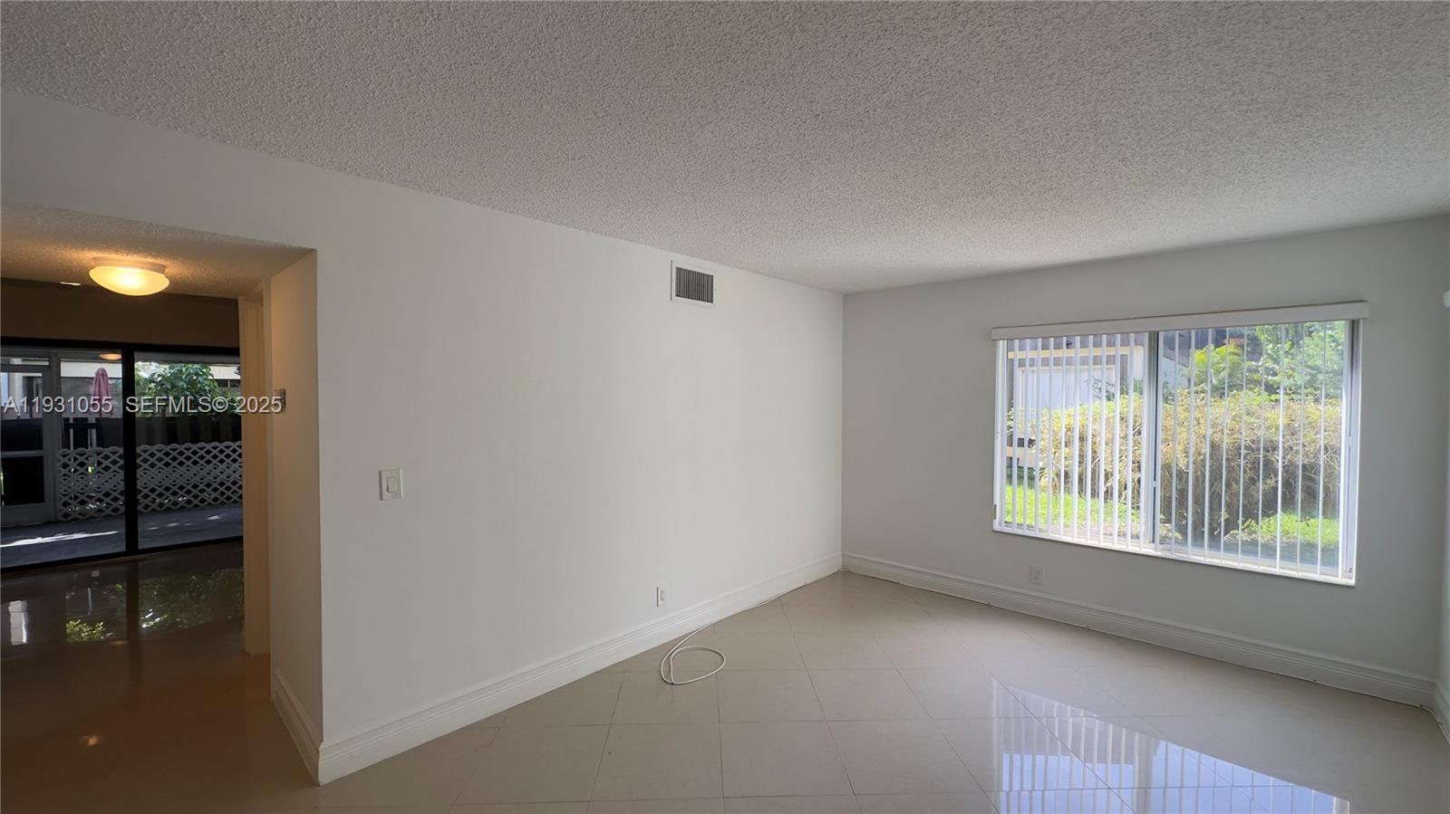 FOREST CONDO - Residential