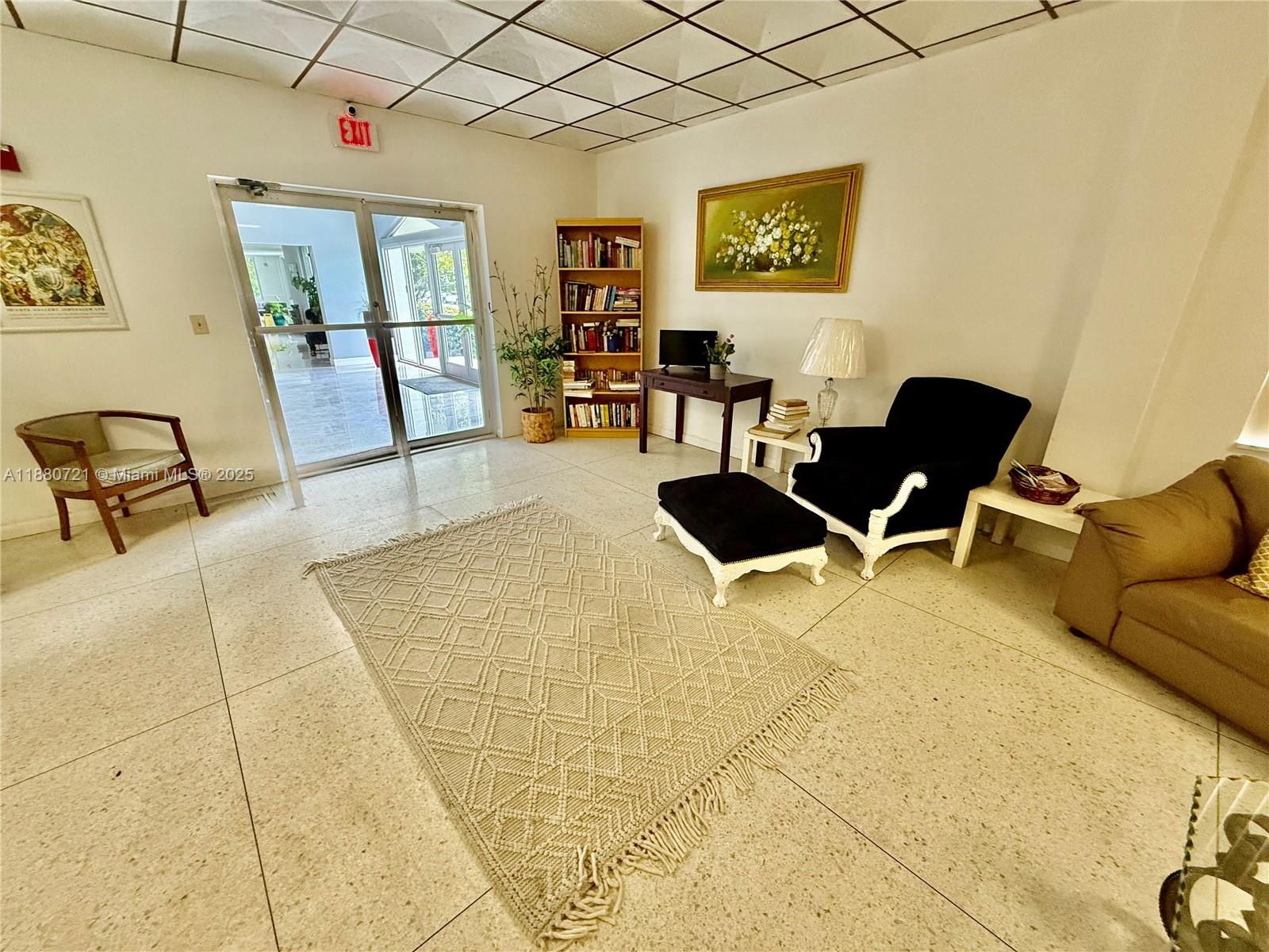 SUMMIT CONDO - Residential