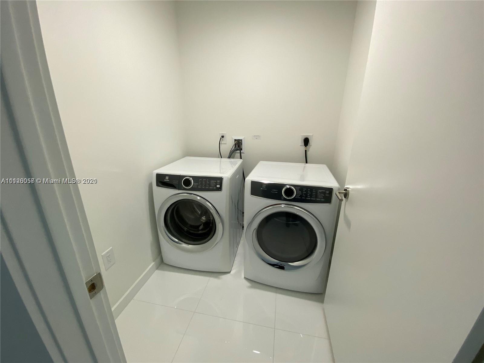 PARAMOUNT MIAMI WORLDCENT - Residential Lease