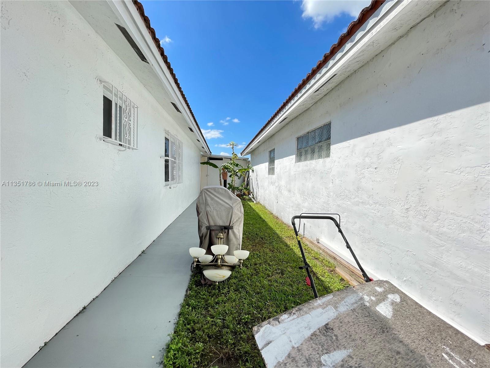 LAS MANSIONES AT BEL AIR - Residential