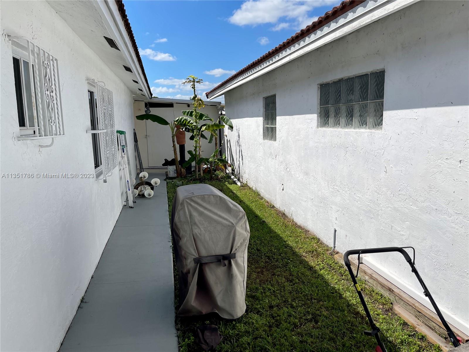 LAS MANSIONES AT BEL AIR - Residential