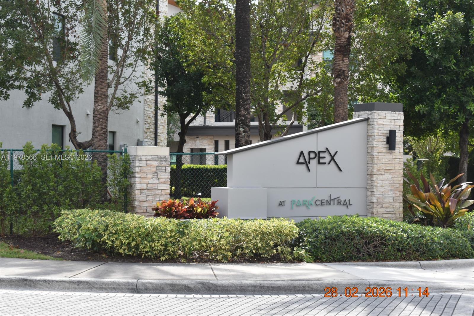 Modern & Spacious 2/2 Apartment + den with option for a 3rd bedroom in APEX at Park Central – Doral.
Building with elevator in front of the apartment as well as the parking space. Enjoy a modern club house with gym, pool and much more. Make this one home or an investment.