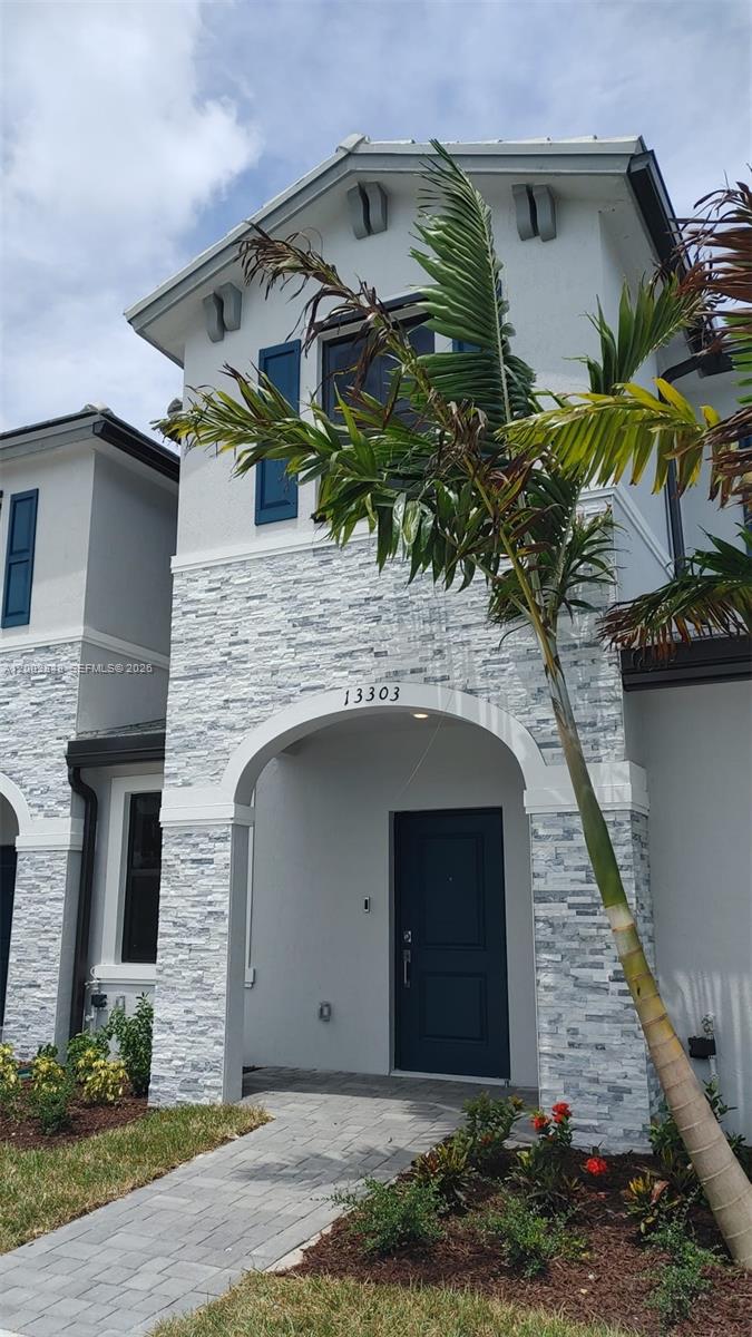 GREAT TOWNHOME AT PINE VISTA BY LENNAR, NEARBY HOMESTEAD US AIR FORCE BASE, WALMART SUPERCENTER, PUBLIX, MC DONALD'S, WENDY'S, BANK 
OF AMERICA, CHASE BANK, HOME DEPOT AND MUCH MORE! EASY AND CONVENIENT ACCESS TO FL TURNPIKE. ALL RESORT-STYLE AMENITIES INCLUDING CLUB HOUSE WITH SWIMMING POOL, SPA, FITNESS CENTER, FULL KITCHEN, BUSINESS CENTER, KIDS PLAYGROUND, SOLARIUM, FEATURING AMPLE FLOOR PLANS, 
VERY SOUGHT-AFTER SCHOOL DISTRICT. A MUST SEE!!