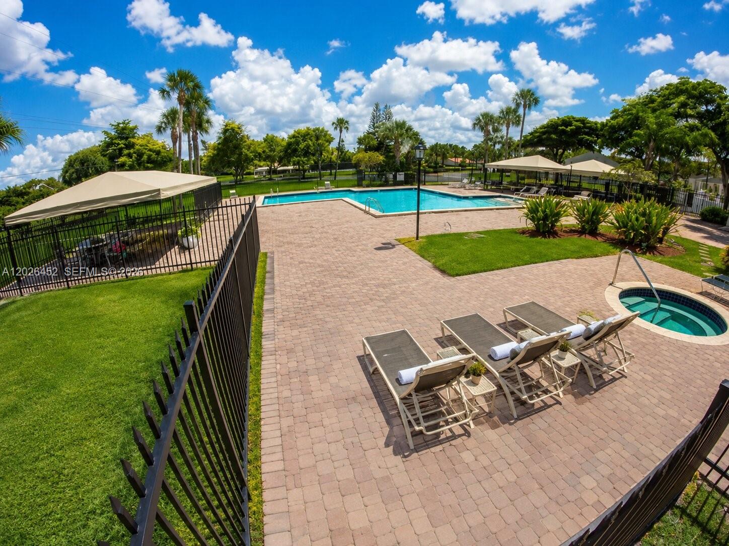 VILLAS OF DEERWOOD REPLAT - Residential Lease