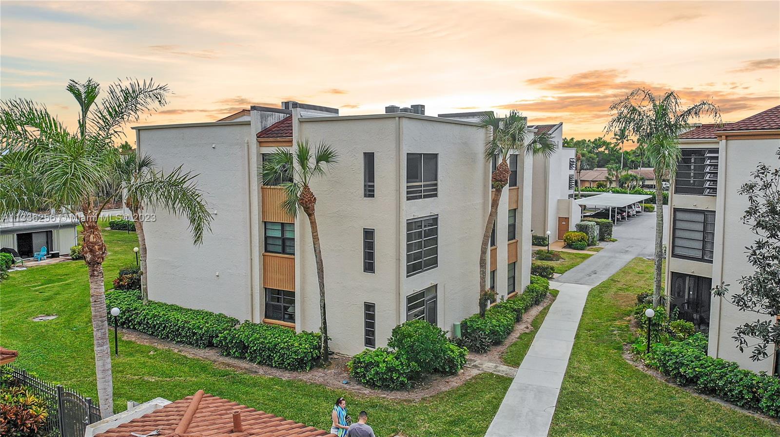 446800 - LAKEWOOD CONDOMIN - Residential