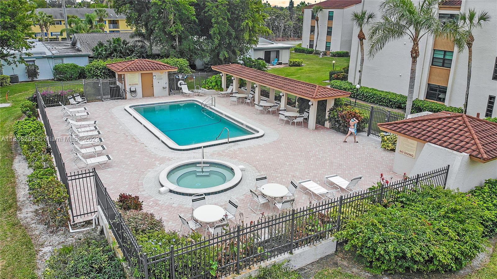 446800 - LAKEWOOD CONDOMIN - Residential