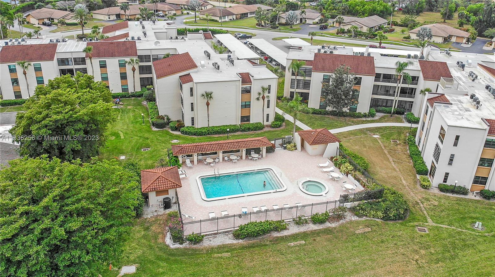 446800 - LAKEWOOD CONDOMIN - Residential