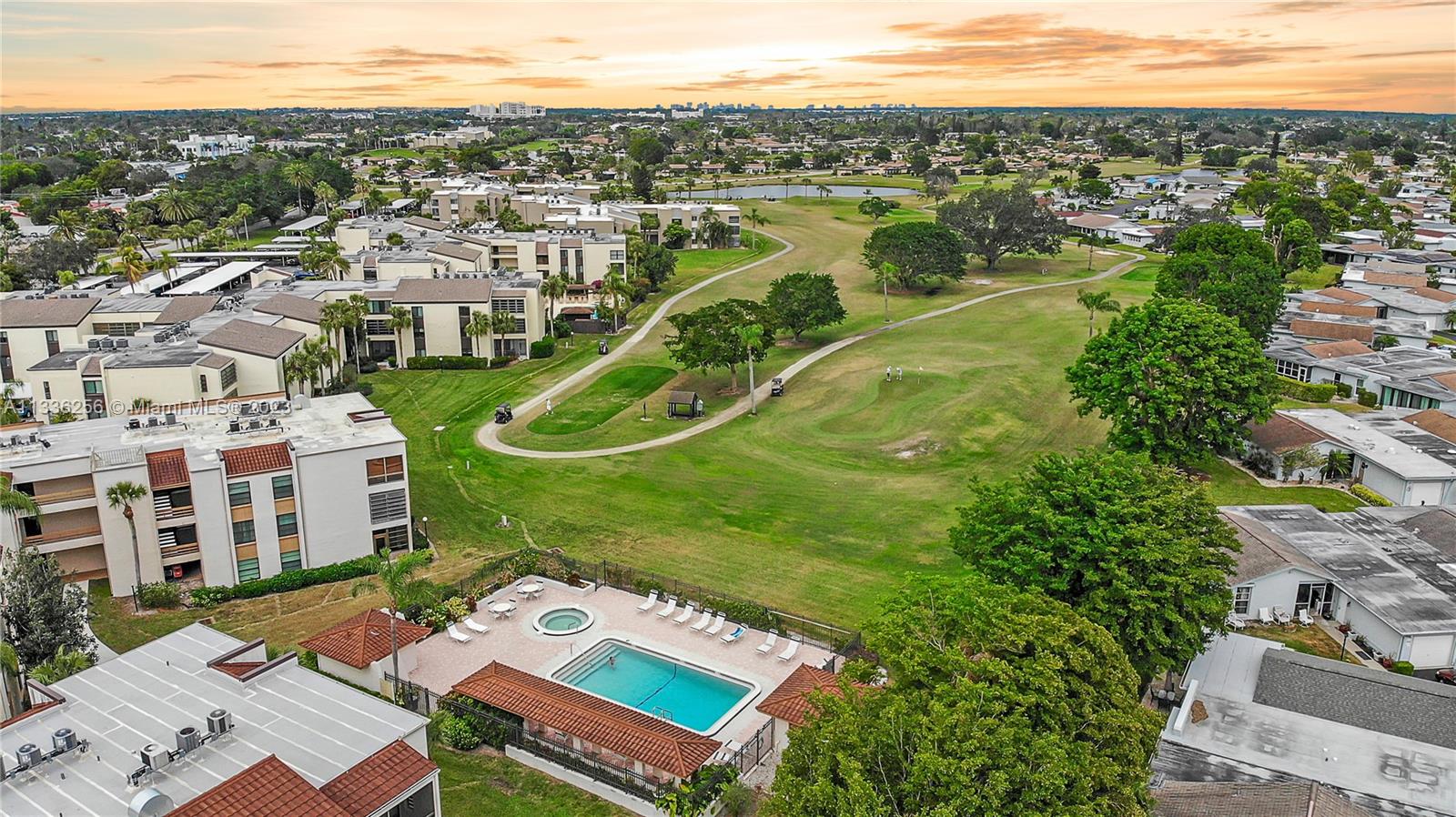 446800 - LAKEWOOD CONDOMIN - Residential