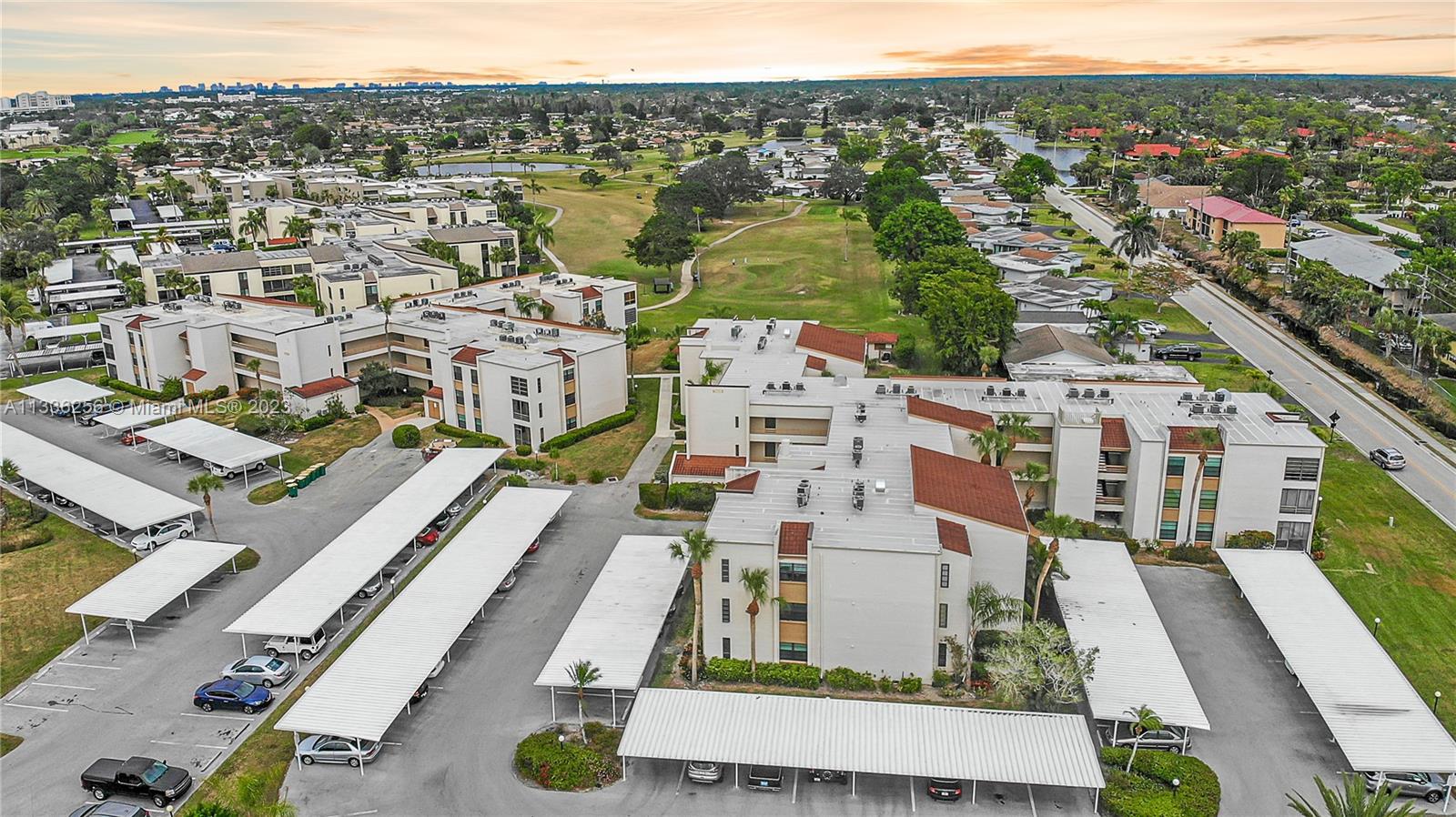 446800 - LAKEWOOD CONDOMIN - Residential