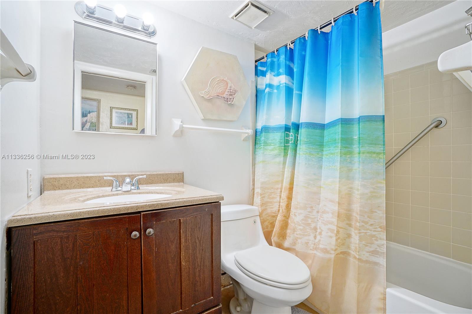 446800 - LAKEWOOD CONDOMIN - Residential