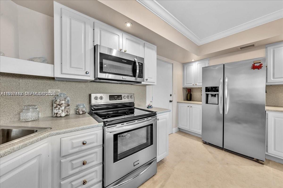 HOLLYWOOD TOWERS CONDO - Residential