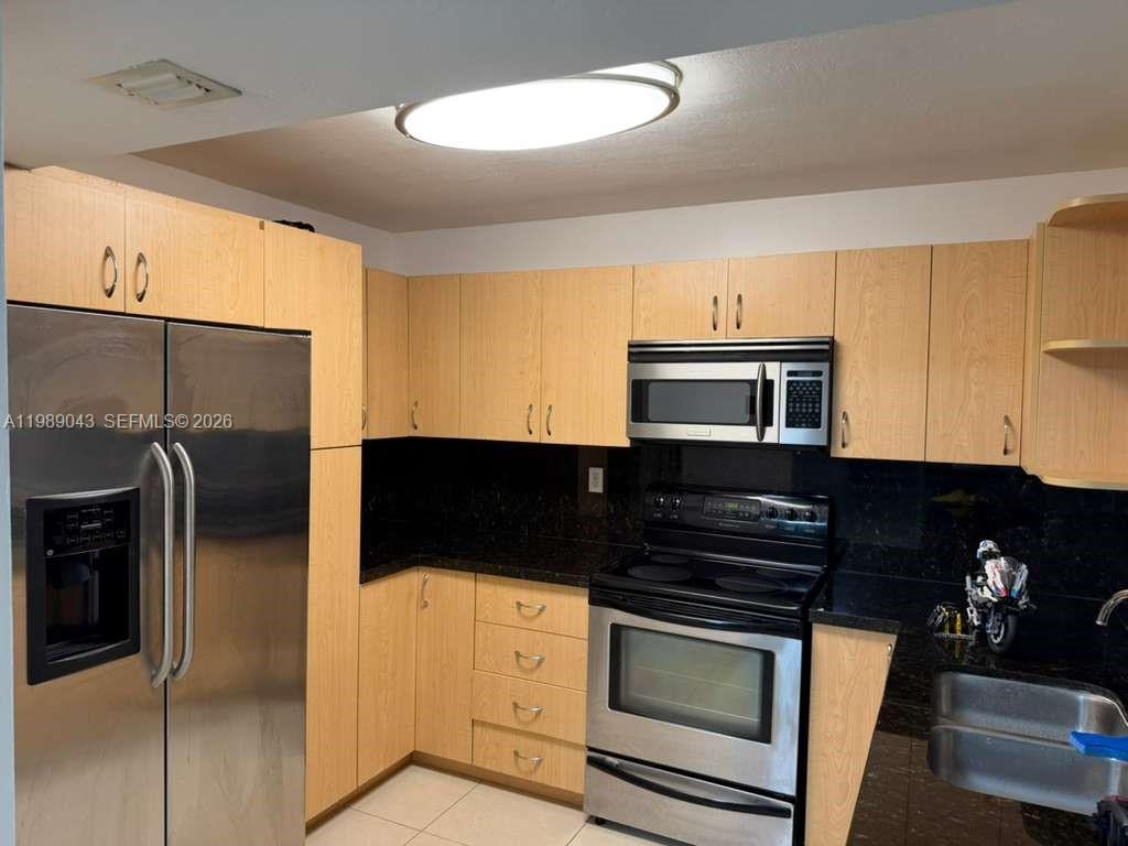 Beautiful 1-bedroom, 1.5-bath condo in the heart of Aventura! Prime location just minutes from Aventura Mall, Brightline, fine dining, nightlife, and stunning beaches. Walking distance to multiple synagogues and premier shopping.
40-Year Certification Completed.
Perfect for end-users or investors—live in Aventura today and rent after one year.
Approved 5% down financing available with approved lender.