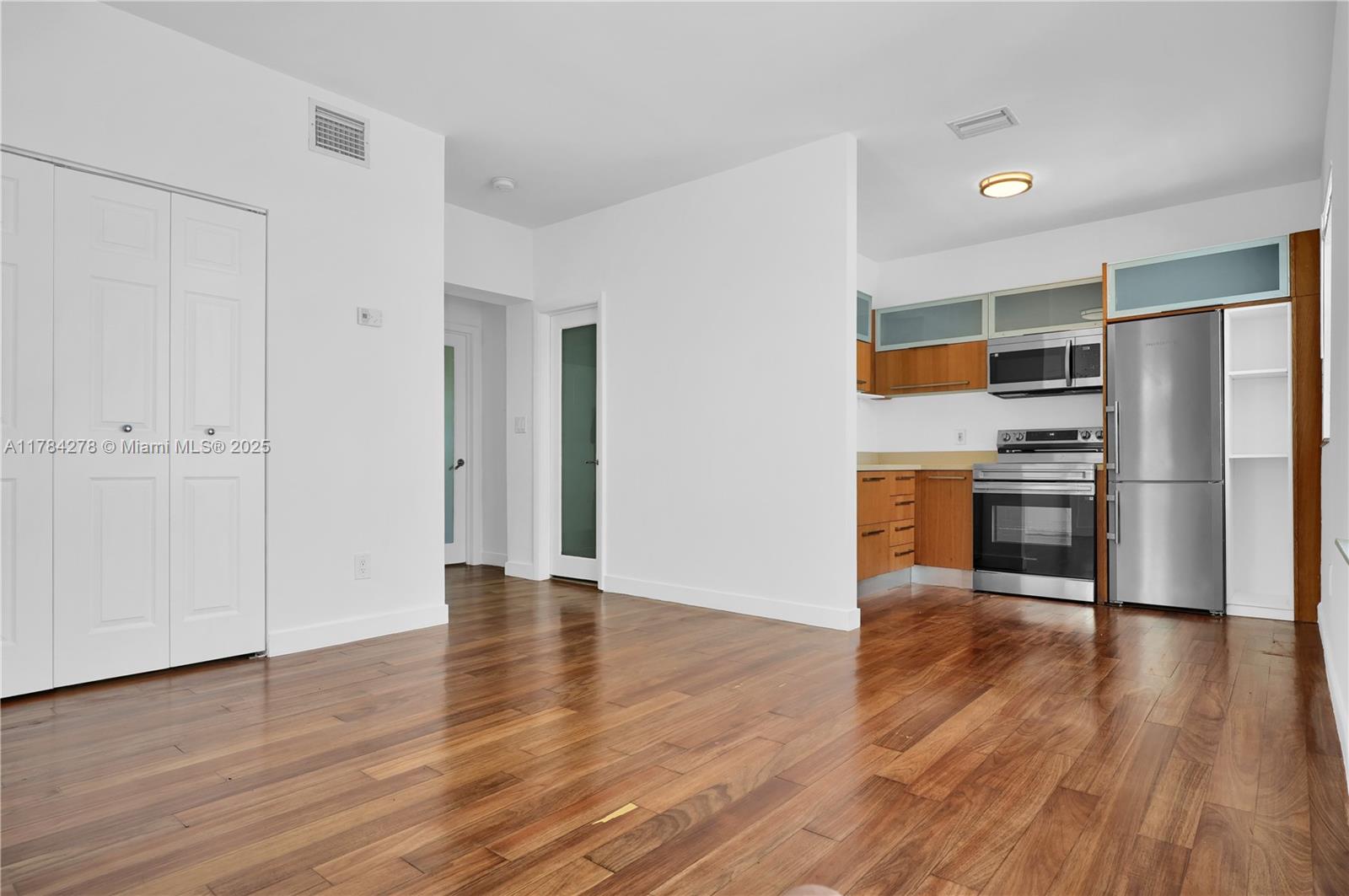 Spacious 2-bedroom, 2-bath unit located on the second floor, available for immediate occupancy. Features in-unit washer/dryer, generous closet space, and a private one-car garage. Just steps away from the beach, Flamingo Park, Ocean Drive, and the shops and restaurants of Lincoln Road—enjoy the best of South Beach living right at your doorstep!
