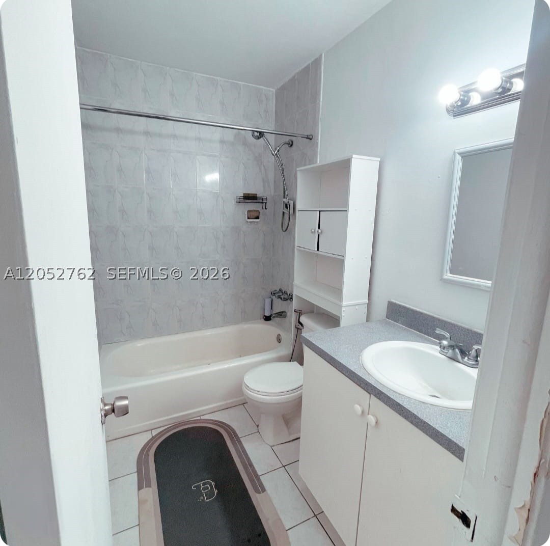 LAKEWOOD VILLAS CONDO - Residential