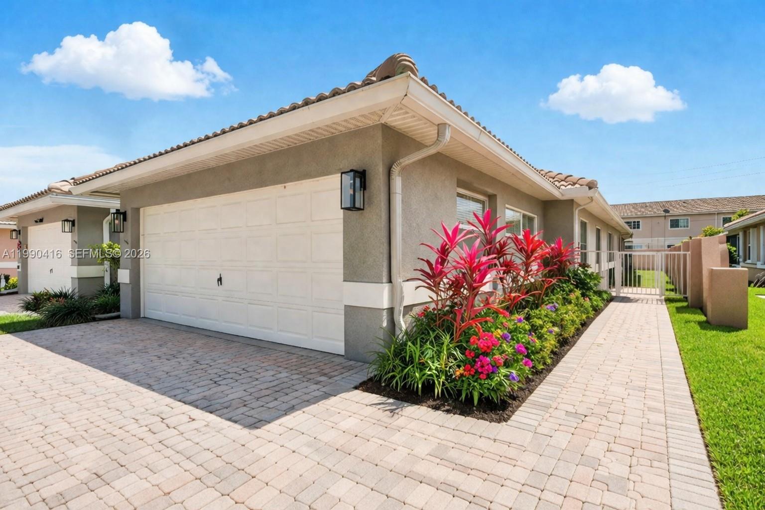 TROPICAL LAKES - Residential