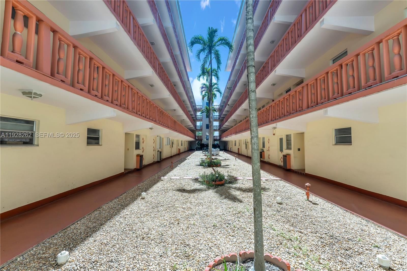 FIRST GULFSTREAM GARDEN - Residential