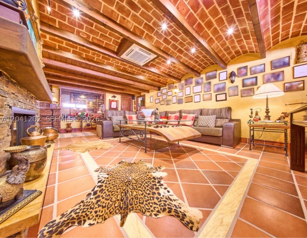 CALLE SEIS DEL CANDADO - Residential