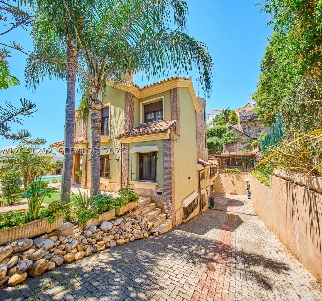 CALLE SEIS DEL CANDADO - Residential