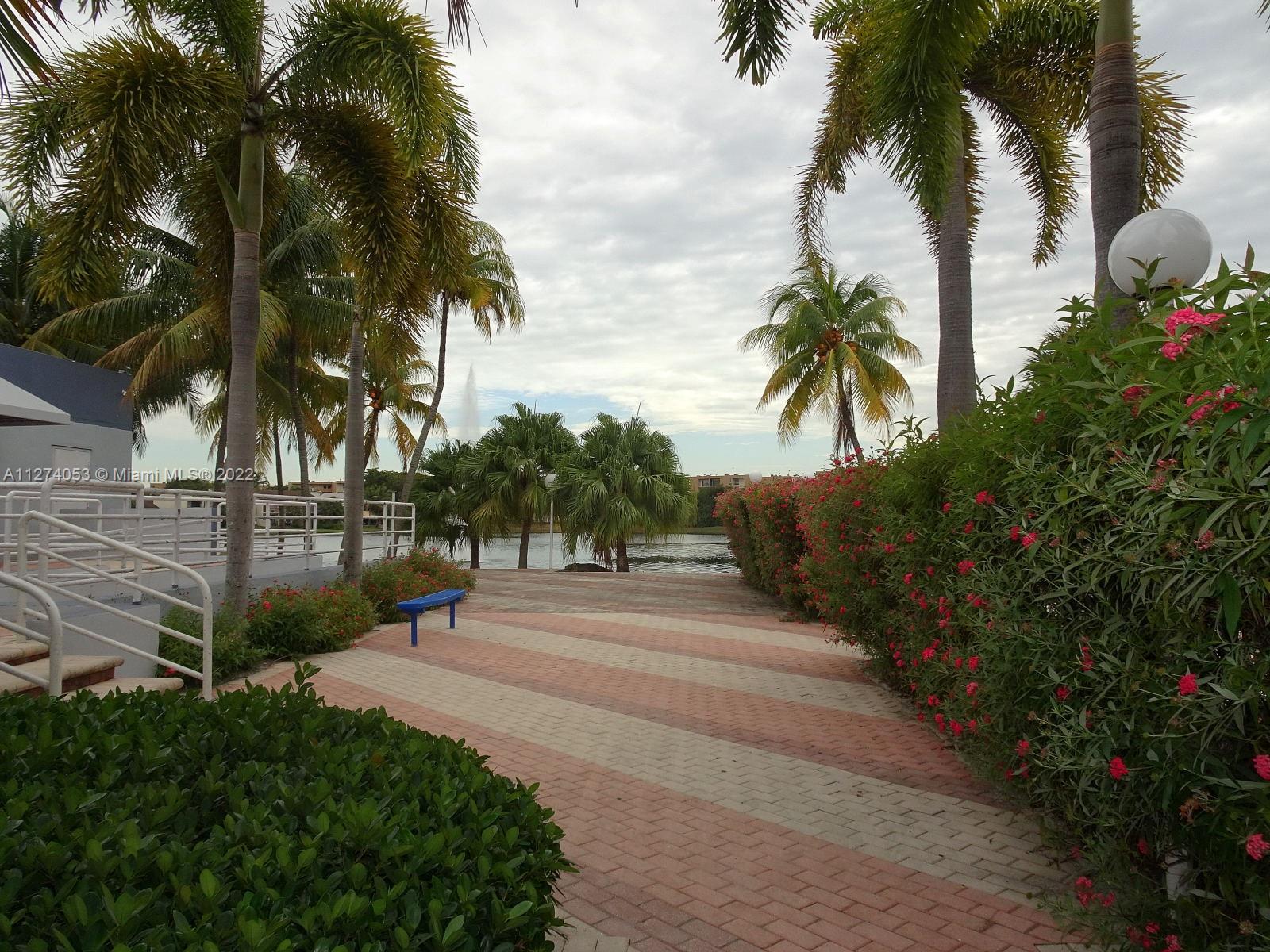 THE BEACH CLUB FONTAINEBL - Residential